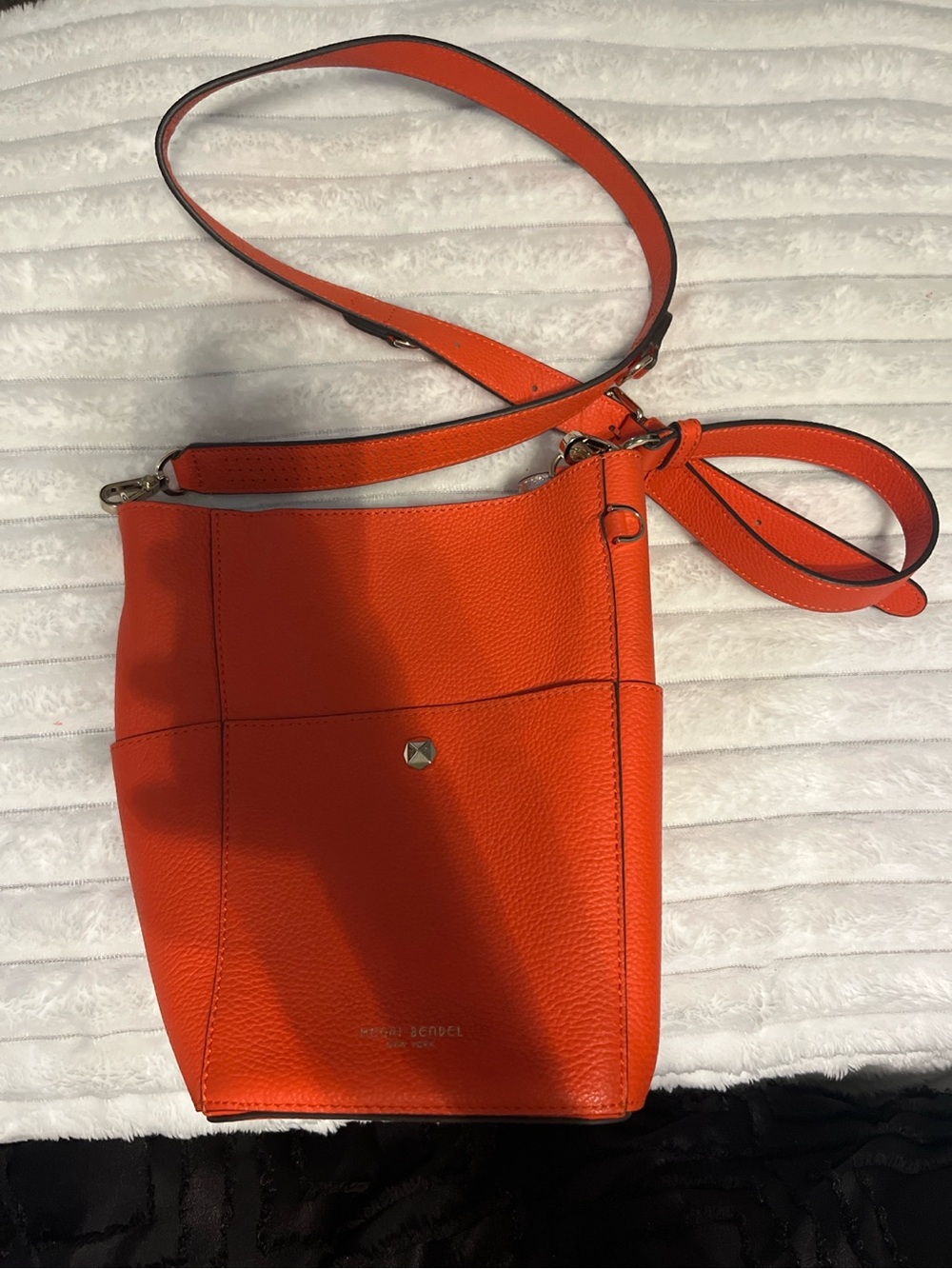 🧡 Henri Bendel New York Pebbled Leather Crossbody Bucket Bag 🧡